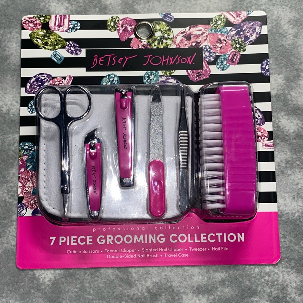 Betsey Johnson Grooming Collection 7 Piece Mani Pedi Set NIB Pink Gems Stripes